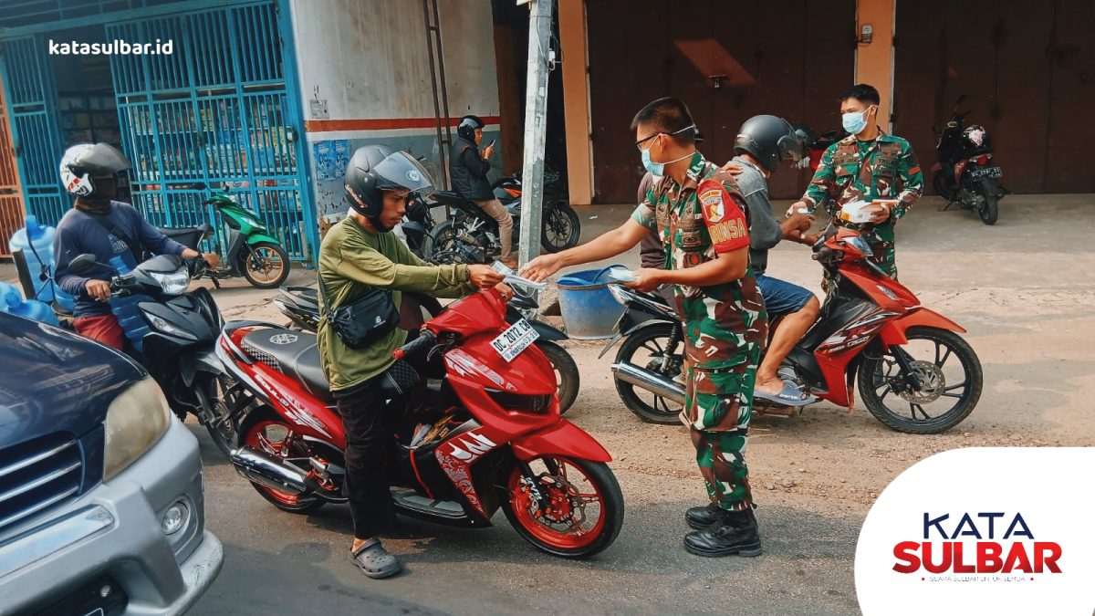 Kabut Asap Selimuti Polman, TNI Bagikan Masker untuk Warga dan Pelajar
